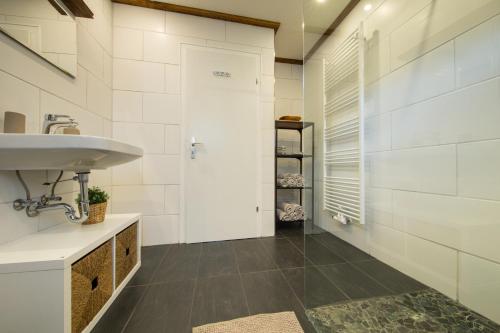 a bathroom with a sink and a shower at Ferienwohnung Landparadies im Sauerland in Bestwig