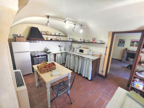 CremolinoにあるBorgo Franciaのキッチン(テーブル、コンロ、冷蔵庫付)