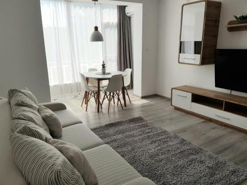 a living room with a couch and a table at Alexa Apartament in Târgu-Mureş