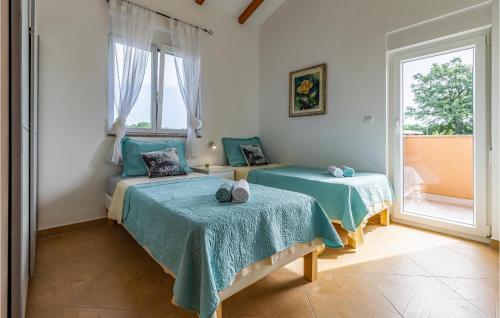 - une chambre avec 2 lits et une fenêtre dans l'établissement 4 Bedroom Cozy Home In Marcana, à Marčana