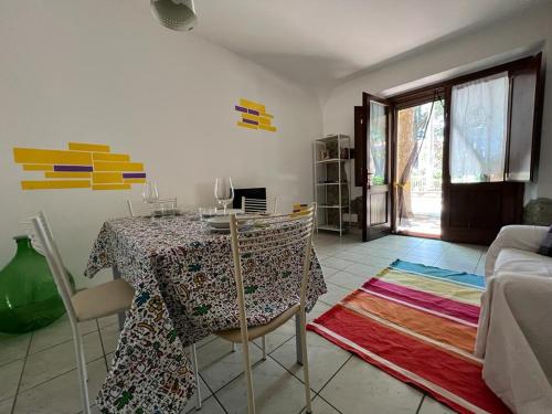 - une salle à manger avec une table, une table et des chaises dans l'établissement La casa di Anna, à Torricella