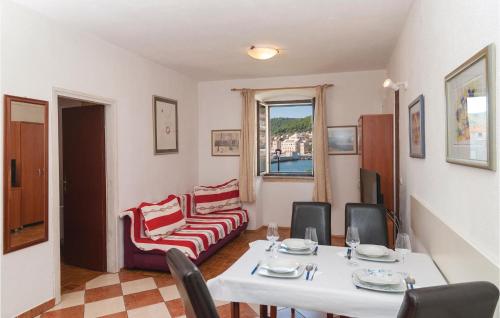un soggiorno con un tavolo e un divano di One-Bedroom Apartment In Pucisca a Pučišća