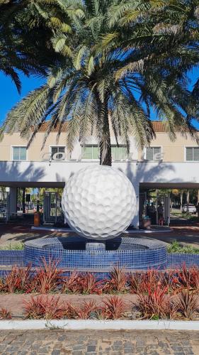 una gran esfera blanca sentada frente a un edificio en Golf Ville Resort Brisa do Golf -Apartamentos e Cobertura, en Aquiraz