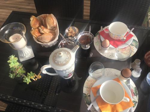 - une table avec des assiettes de nourriture et de boissons dans l'établissement Yourtes Lacroutz, à Nassiet