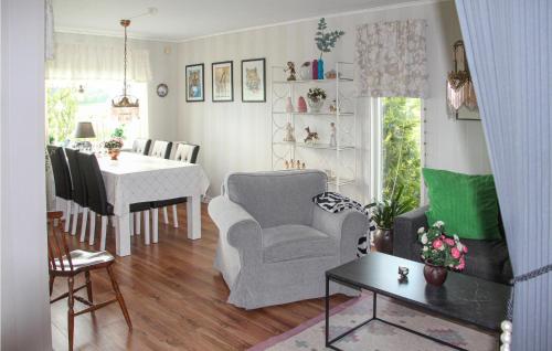 uma sala de estar com uma cadeira e uma mesa em Amazing Home In Sffle With Kitchen em Säffle