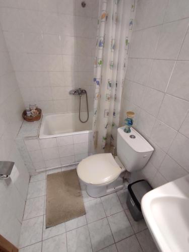 La salle de bains est pourvue de toilettes, d'une baignoire et d'un lavabo. dans l'établissement LAFION HOUSE, à Lafiónas