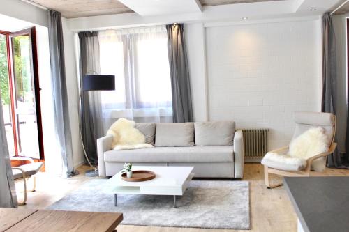 a living room with a couch and a table at Vier Sind Hier Apartments in Rottweil