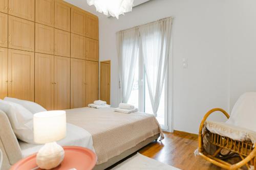 1 dormitorio con cama y ventana grande en Flat 126 en Alexandroupolis