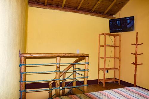 um quarto com um beliche e uma televisão na parede em Mini Chalés Madeira Beach em Ubatuba