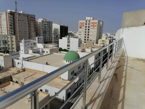 - une vue sur la ville depuis le toit d'un bâtiment dans l'établissement Zayatine C7, à Sfax