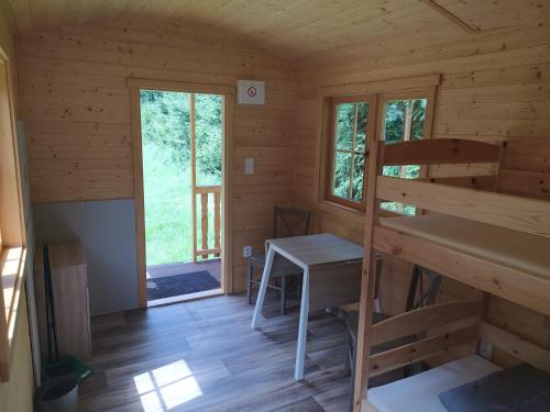 Habitación con litera y escritorio en una cabaña. en Maringotka en Tábor