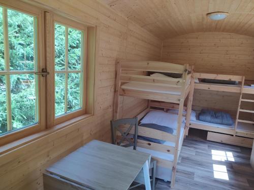 a room with two bunk beds in a cabin at Maringotka in Tábor