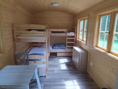 Pokój z 2 łóżkami piętrowymi w kabinie w obiekcie Maringotka w Taborze