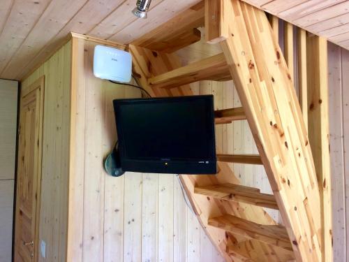 a tv on a wall in a tiny house at Veela metsamaja in Elbiku