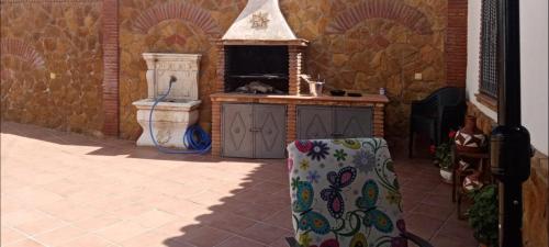 une cuisine extérieure avec évier et cuisinière dans l'établissement Casa Cueva Soledad, à Guadix
