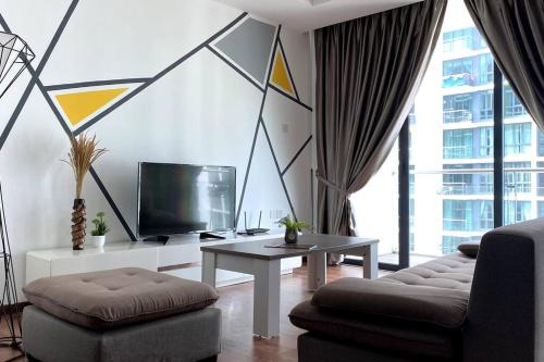 un soggiorno con TV e tavolo di #2.1 Jazz Suites Large Bed Vivacity Kuching 3rooms a Kuching