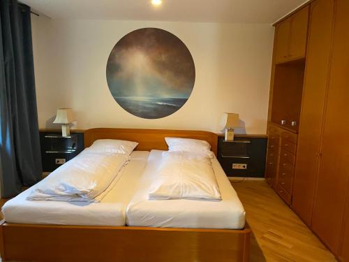 Un pat sau paturi într-o cameră la Ruhige Ferienwohnung in der Stadtmitte