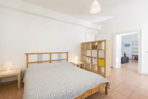 sypialnia z łóżkiem i pokój ze stołem w obiekcie Appartamento Giuliano - Stresa w mieście Stresa