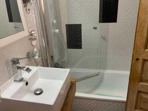 Koupelna v ubytování Mijas Pueblo Cosy Townhouse, sleeps 4