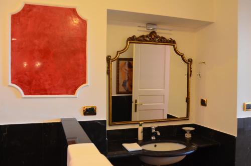 een badkamer met een wastafel en een spiegel bij Elegante appartamento nel centro di Roma in Rome