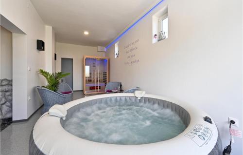 Cette chambre dispose d'une grande baignoire. dans l'établissement Lovely Home In Gornja Reka With Wifi, à Lokošin Dol