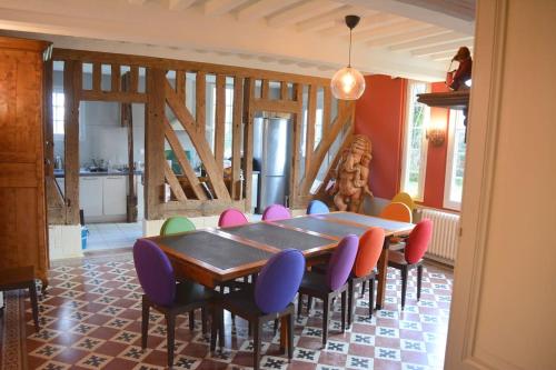 une salle à manger avec une table et des chaises dans l'établissement Manoir Normand au cœur d’un Domaine Equestre, à Saint-Samson