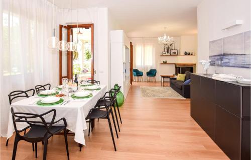 Η κουζίνα ή μικρή κουζίνα στο Cozy Home In Anguillara Sabazia