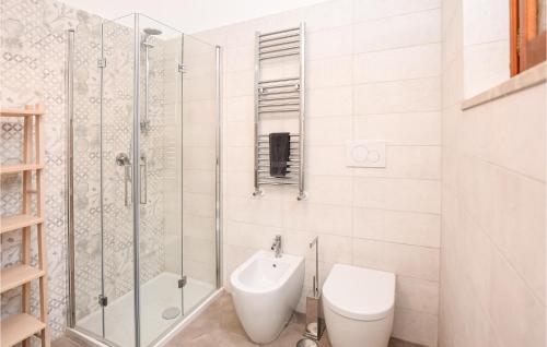 een badkamer met een douche, een toilet en een wastafel bij Cozy Home In Anguillara Sabazia With Kitchenette in Anguillara Sabazia