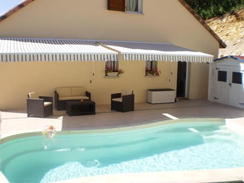 une piscine devant une maison dans l'établissement Les Roziers - Roulotte, à Bagnac