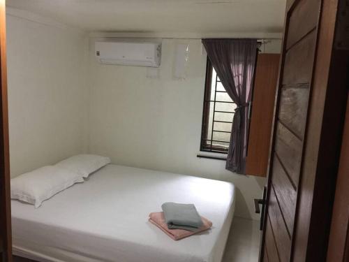 Katil atau katil-katil dalam bilik di Banda Aceh Batoh Homestay - private - fits up to 10 persons