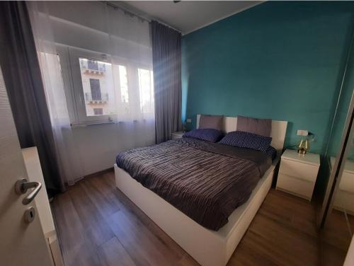 1 dormitorio con 1 cama en una habitación con ventana en Politeama Sweet House, en Palermo