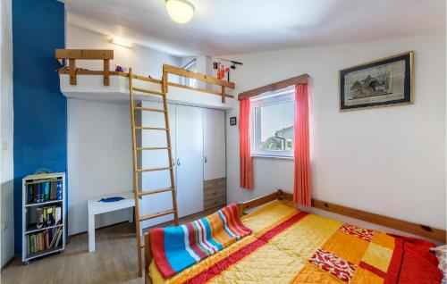 um quarto com um beliche e uma escada em Beautiful Apartment In Barbariga With Kitchen em Barbariga