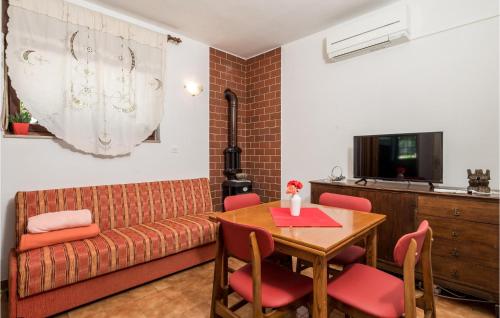 ein Wohnzimmer mit einem Tisch und einem Sofa in der Unterkunft Beautiful Home In Lovran With House Sea View in Lovran