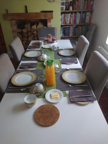 - une grande table avec des assiettes et des ustensiles dans l'établissement Sans, Souci. @ Mill House, à Horncastle
