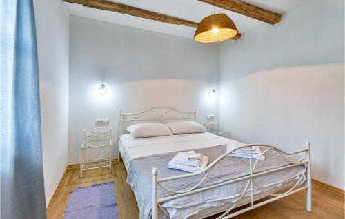 una camera con letto bianco di Beautiful Home In Breznicki Hum With Kitchen a Donje Makojišće