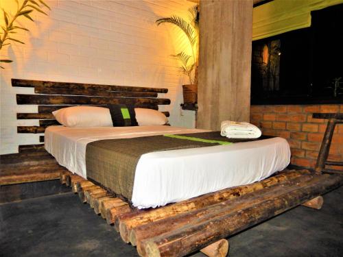 a bed on a pallet in a bedroom at Hospedaje Neydita in Iquitos