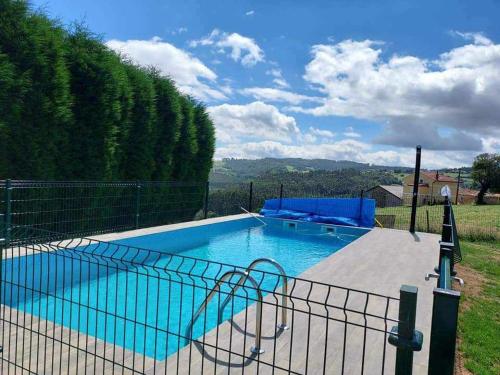 basen z ogrodzeniem wokół niego w obiekcie La campa de FaedoTonin w mieście Cudillero