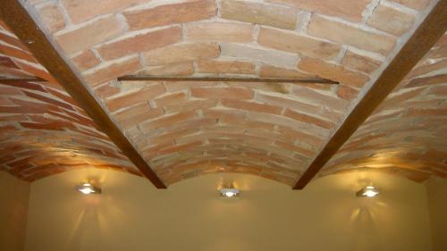 a brick ceiling with lights in a room at JANISCHs Fewo im Spreewald, Terrasse, großer Garten und Blick inklusive in Unterspreewald