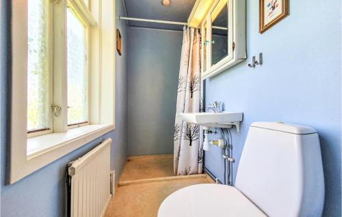 La salle de bains est pourvue de toilettes et d'un lavabo. dans l'établissement 1 Bedroom Awesome Home In Vinslv, à Vinslöv