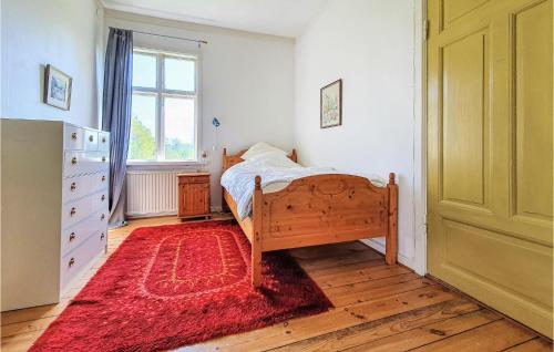 - une chambre avec un lit et un tapis rouge dans l'établissement 1 Bedroom Awesome Home In Vinslv, à Vinslöv