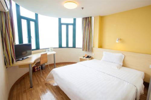 Ένα ή περισσότερα κρεβάτια σε δωμάτιο στο 7Days Inn Xi'an Changying Road