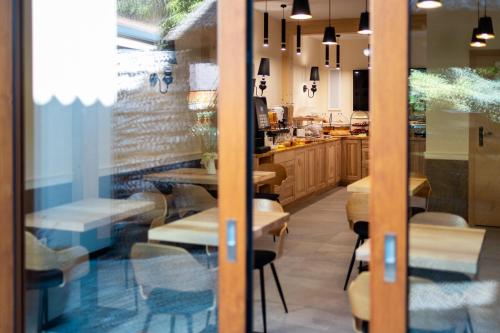 a restaurant with a bar with tables and chairs at Willa pod Czantorią SPA Ustroń in Ustroń