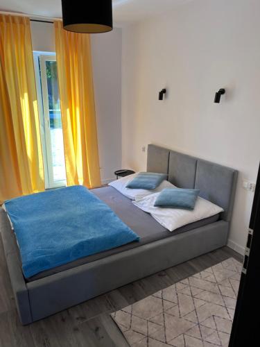 Ένα ή περισσότερα κρεβάτια σε δωμάτιο στο Pokoje I Apartamenty Polna 19