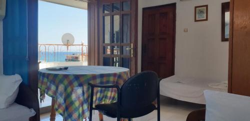 ラブダにあるLazur Hotelのテーブル、椅子、ベッドが備わる客室です。