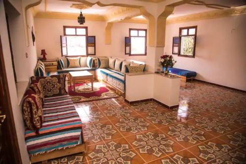 - un grand salon avec un canapé et une table dans l'établissement Ali Baba complete Apartment Hostel 8Person, à Chefchaouen