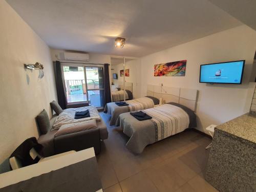 Zimmer mit 2 Betten und einem Flachbild-TV in der Unterkunft Minerva Suite in Benalmádena