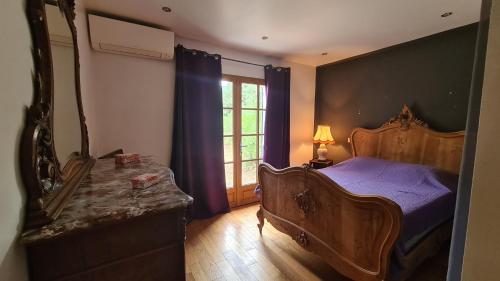 a bedroom with a wooden bed and a window at Villa Levier in Carbuccia
