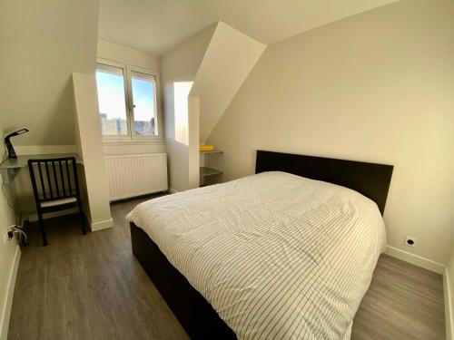 - une petite chambre avec un lit et une fenêtre dans l'établissement Appartement T4 place voltaire - 016, à Saint-Sever