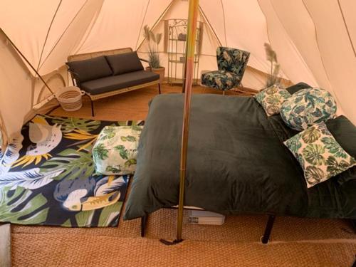 Postel nebo postele na pokoji v ubytování Luxury super king Glamping tent 1