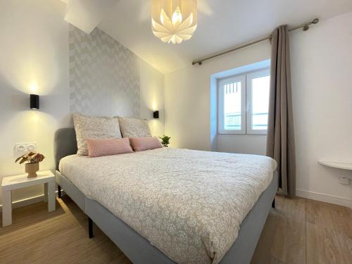 une chambre avec un grand lit et une fenêtre dans l'établissement Nice Renting - FERSEN - 2 Rooms Vieil Antibes - AC - Safranier - Big Terrace, à Antibes